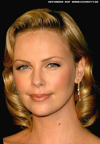 Charlize Theron mit glamourösen Wellen