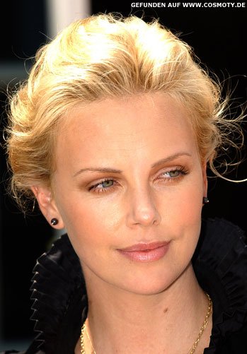 Charlize Theron mit klassischer Banane