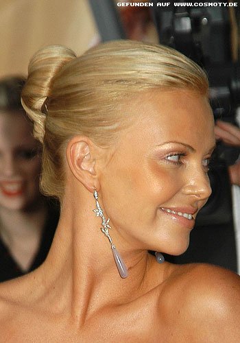 Charlize Theron mit strengem Ballerina-Knoten