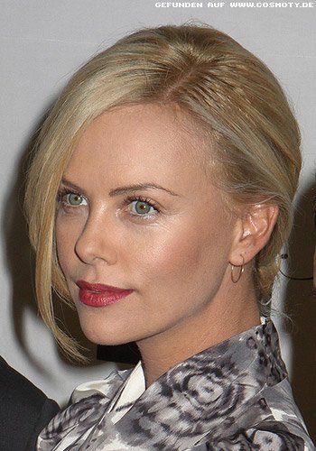 Charlize Theron mit streng gekämmtem Sleek-Zopf