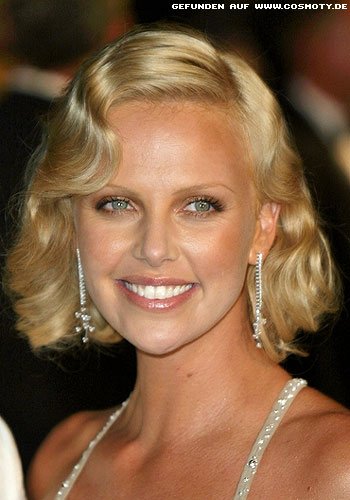 Charlize Theron mit Wasserwellen-Bob im 20iger Stil