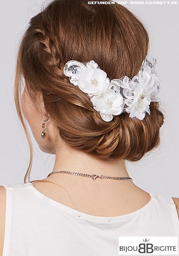 Chignon mit weißen Blüten und geflochtenen Strähnen