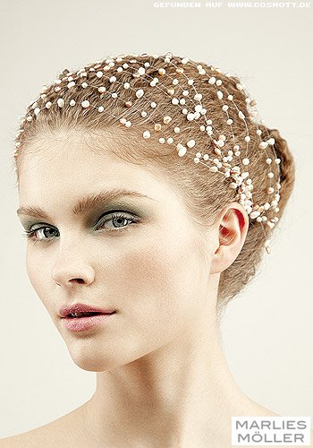 Chignon mit zartem Perlen-Haarnetz geschmückt