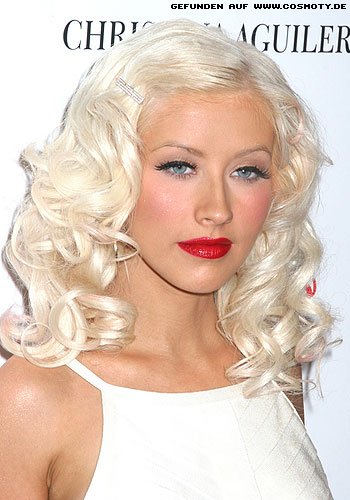 Christina Aguilera mit platinblonden Locken