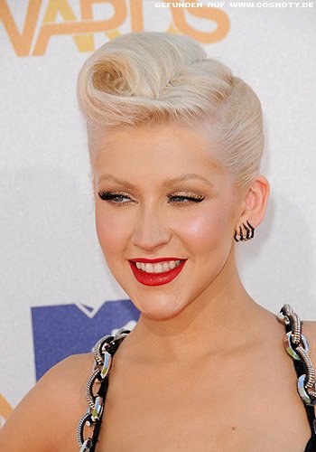 Christina Aguilera mit Retro-Tolle zur Banane