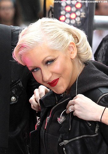 Christina Aguilera mit seitlich gesteckter Tolle