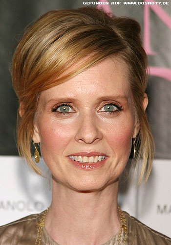 Cynthia Nixon mit losen Strähnen zur Banane