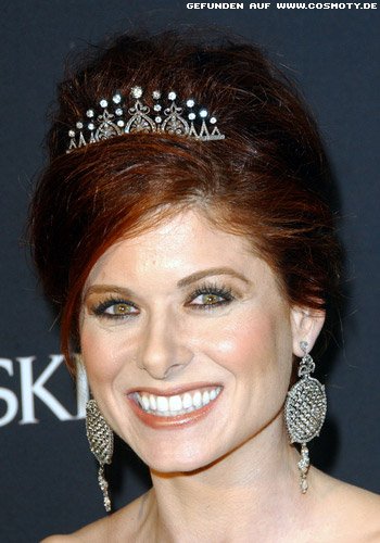 Debra Messing schmückt Hochsteckfrisur mit Tiara