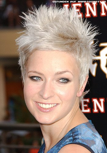 Diablo Cody mit hochgestyltem Pixie in platinblond