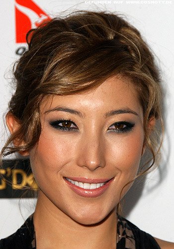 Dichen Lachman mit locker hochgesteckten Locken