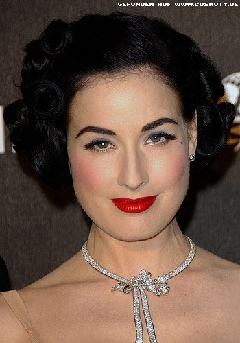 Dita Von Teese mit festgesteckten Locken im Retro-Look