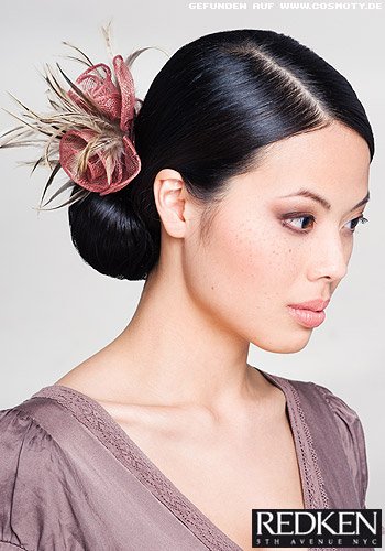 Edel gestylter Chignon mit Blütenverzierung