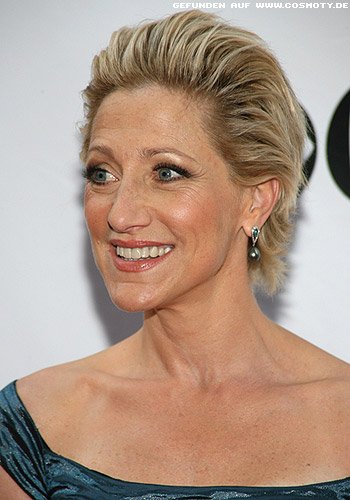 Edie Falco: Edel zurück gestylter, kurzer Stufenschnitt