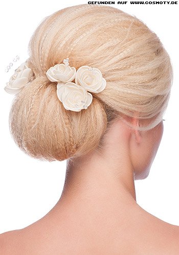 Einfacher Blütengeschmückter Chignon mit gekreppter Haarstruktur