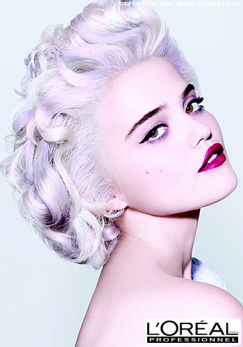 Eingerollte, gesteckte Locken im Stil von Marilyn Monroe