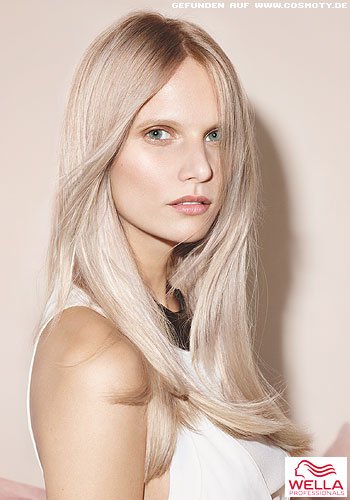 Eisiges Blond mit dunklerem Ansatz im Sleek-Look