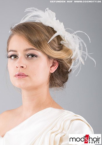 Elegant eingerollter Dutt mit Fascinator aus weißen Federn