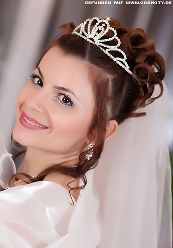 Elegante Lockensteckfrisur mit Diadem