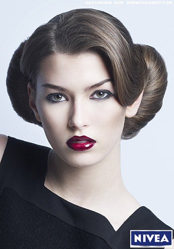 Eleganter Chignon mit eingeschlagenen Längen