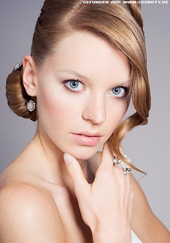 Eleganter Chignon mit viel Volumen