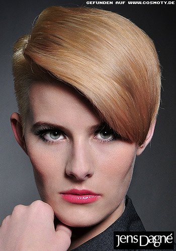 Elegant zur Seite gestylter Undercut