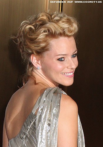 Elizabeth Banks mit einzeln gesteckten Locken