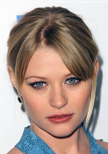 Emilie de Ravin mit straff gebundenem Zopf