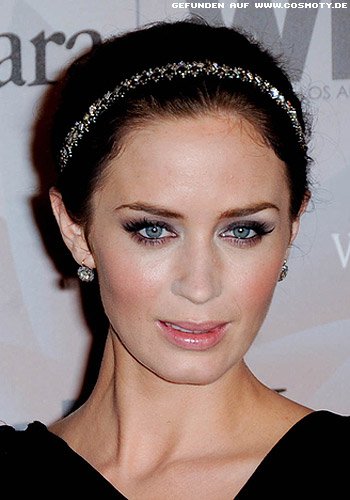 Emily Blunt mit zartem Strass-Haarband im hochgesteckten Haar