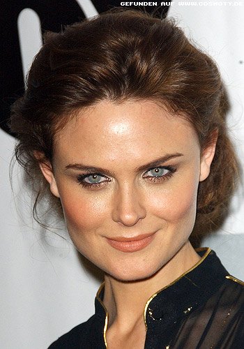 Emily Deschanel schlägt die Haare zum lockeren Knoten ein