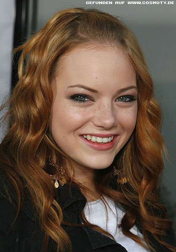 Emma Stone mit zurückgesteckten Stirnfransen