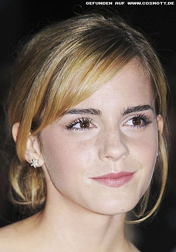 Emma Watson mit Zopf zu losen Strähnen