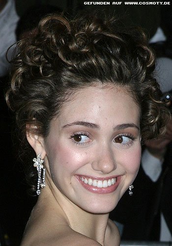 Emmy Rossum mit hochgesteckten Locken