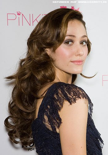 Emmy Rossum mit langen Glamour-Wellen