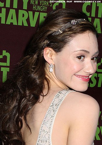 Emmy Rossum mit mit glitzerndem Haarreif