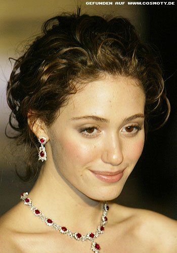 Emmy Rossum mit romantisch gesteckten Locken