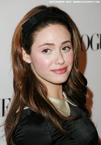 Emmy Rossum mit schwarzem Schleifen-Haarreif