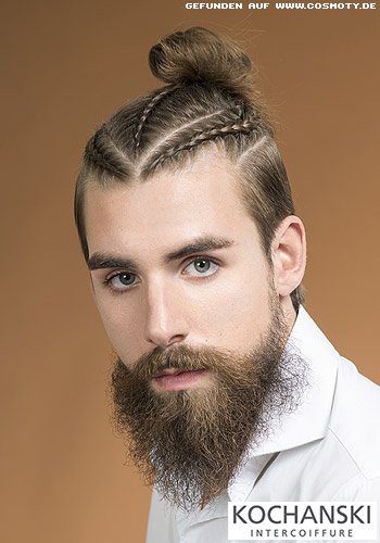 Extravagante Flechtfrisur mit Man-Bun