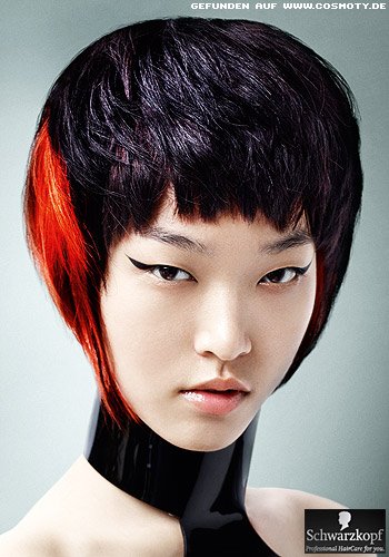 Schwarze kurze haare mit roten strähnen