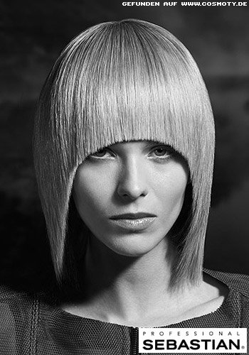 Extravagant geschnittener Long-Bob mit rund geschnittener Pony-Kontur