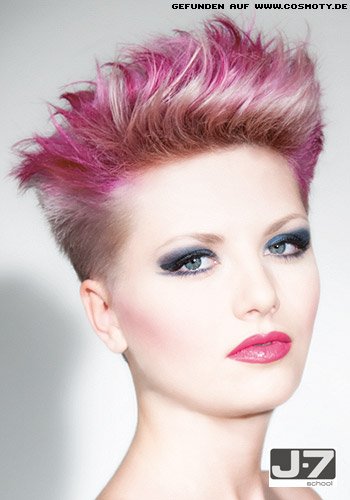 Extrovertierter Punk-Style in der Trendfarbe Pink