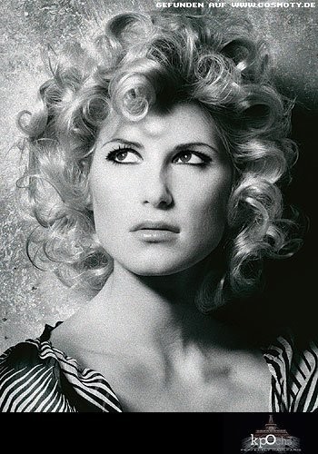 Femine, geschlossene Locken in Blond