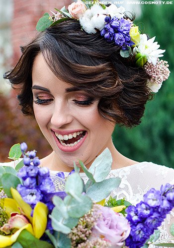 Feminin gewellter Kurz-Bob mit Blumenhaarkranz