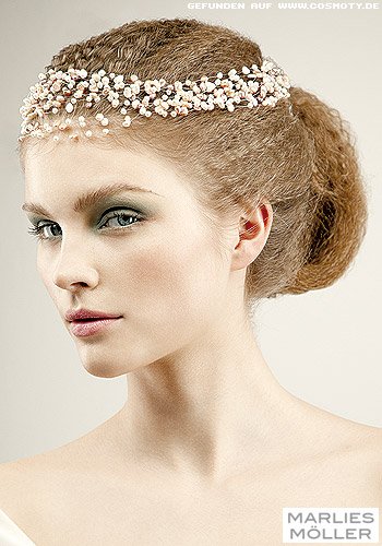 Festgesteckte Haarschlaufe mit zarten Perlenband