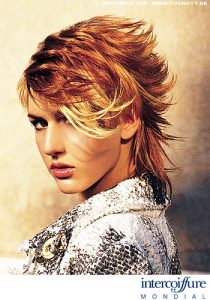 Frisuren Bilder: Flammend-roter Stufenschnitt mit betontem Hinterkopf - Frisuren, Haare