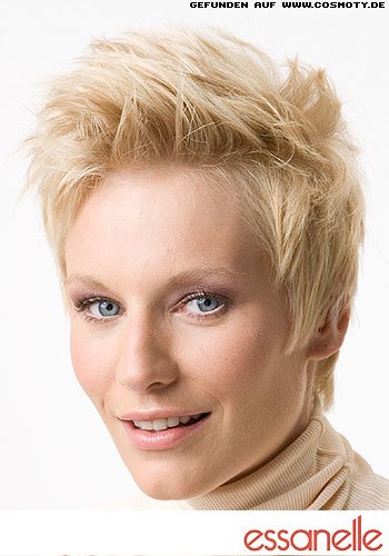 Frech aufgestylter Short-Cut in sonnigem Blond