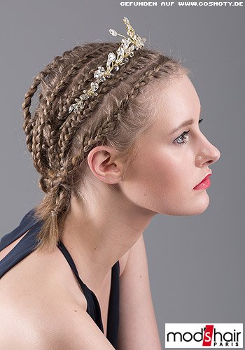 Freche Cornrows zum Glitzer-Diadem