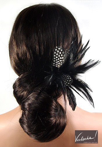 Gedrehter Chignon mit Feder-Haarspange