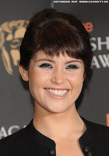 Gemma Arterton: Niedliche Hochsteckfrisur mit Pony im Retro-Look