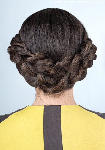 Gesteckter Chignon aus zwei geflochtenen Zöpfen