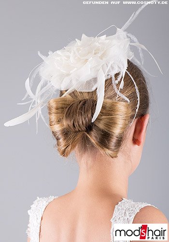 Gesteckte Schleife aus Haaren zum weißen Braut-Fascinator